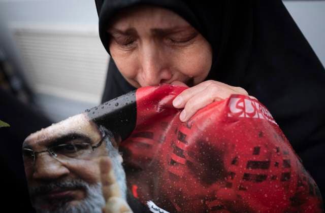 Bilder des Jahres 2024, News 09 September News Themen der Woche KW39 News Bilder des Tages Iran Reaction Protest Against Killing of Hassan Nasrallah A veiled Iranian protester mourns while holding a portrait of Lebanon s Hezbollah Secretary General, Hassan Nasrallah, during a protest gathering to condemn an Israeli air strike against Hezbollah s headquarters in the suburb of Beirut, in Tehran, Iran, on September 28, 2024. Lebanon s Hezbollah Leader, Hassan Nasrallah, dies in a massive Israeli air strike against Hezbollah s headquarters on Friday evening, September 27, in the suburb of Beirut. Tehran Tehran Iran Copyright: xMortezaxNikoubazlx originalFilename: nikoubazl-iranreac240928_npYpx.jpg