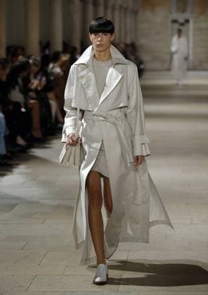PFW - Akris Runway A model walks the runway during the Akris show during Paris Fashion Week Womenswear Spring-Summer 2025 on September 29, 2024 in Paris, France Photo by Alain Gil-Gonzalez ABACAPRESS.COM Paris France  Copyright: xGonzalezxAlain-Gil ABACAx