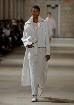 PFW - Akris Runway A model walks the runway during the Akris show during Paris Fashion Week Womenswear Spring-Summer 2025 on September 29, 2024 in Paris, France Photo by Alain Gil-Gonzalez ABACAPRESS.COM Paris France  Copyright: xGonzalezxAlain-Gil ABACAx