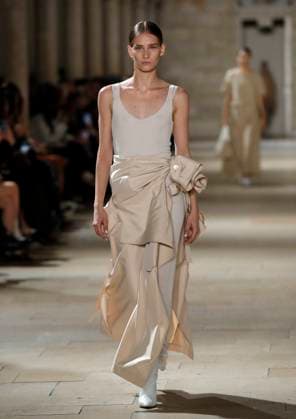 PFW - Akris Runway A model walks the runway during the Akris show during Paris Fashion Week Womenswear Spring-Summer 2025 on September 29, 2024 in Paris, France Photo by Alain Gil-Gonzalez ABACAPRESS.COM Paris France Copyright: xGonzalezxAlain-Gil ABACAx