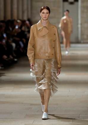 PFW - Akris Runway A model walks the runway during the Akris show during Paris Fashion Week Womenswear Spring-Summer 2025 on September 29, 2024 in Paris, France Photo by Alain Gil-Gonzalez ABACAPRESS.COM Paris France  Copyright: xGonzalezxAlain-Gil ABACAx