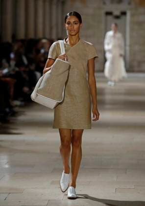 PFW - Akris Runway A model walks the runway during the Akris show during Paris Fashion Week Womenswear Spring-Summer 2025 on September 29, 2024 in Paris, France Photo by Alain Gil-Gonzalez ABACAPRESS.COM Paris France  Copyright: xGonzalezxAlain-Gil ABACAx