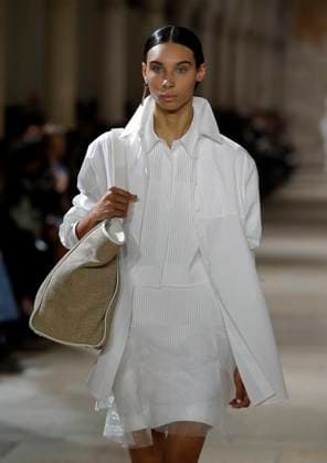 PFW - Akris Runway A model walks the runway during the Akris show during Paris Fashion Week Womenswear Spring-Summer 2025 on September 29, 2024 in Paris, France Photo by Alain Gil-Gonzalez ABACAPRESS.COM Paris France  Copyright: xGonzalezxAlain-Gil ABACAx