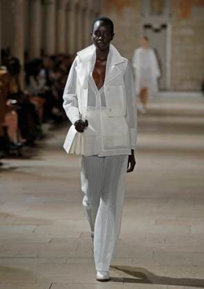 PFW - Akris Runway A model walks the runway during the Akris show during Paris Fashion Week Womenswear Spring-Summer 2025 on September 29, 2024 in Paris, France Photo by Alain Gil-Gonzalez ABACAPRESS.COM Paris France  Copyright: xGonzalezxAlain-Gil ABACAx