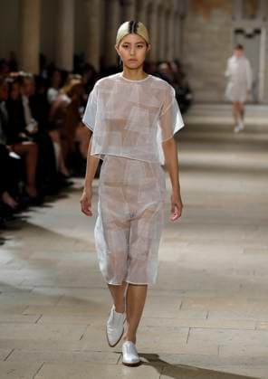 PFW - Akris Runway A model walks the runway during the Akris show during Paris Fashion Week Womenswear Spring-Summer 2025 on September 29, 2024 in Paris, France Photo by Alain Gil-Gonzalez ABACAPRESS.COM Paris France  Copyright: xGonzalezxAlain-Gil ABACAx