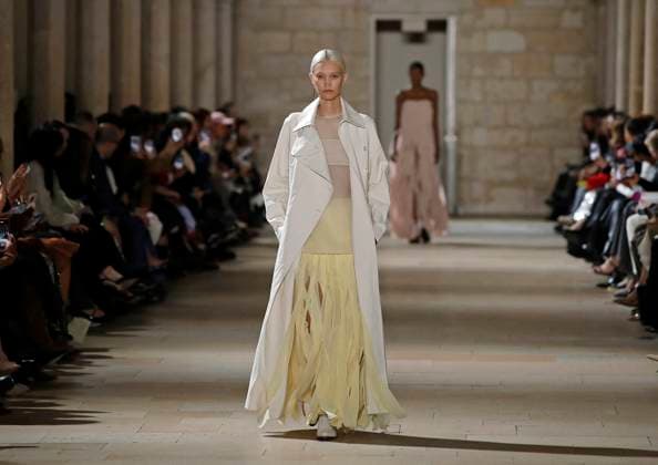 PFW - Akris Runway A model walks the runway during the Akris show during Paris Fashion Week Womenswear Spring-Summer 2025 on September 29, 2024 in Paris, France Photo by Alain Gil-Gonzalez ABACAPRESS.COM Paris France  Copyright: xGonzalezxAlain-Gil ABACAx