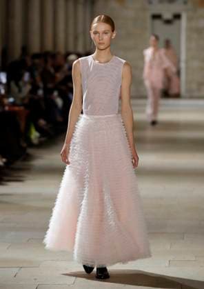 PFW - Akris Runway A model walks the runway during the Akris show during Paris Fashion Week Womenswear Spring-Summer 2025 on September 29, 2024 in Paris, France Photo by Alain Gil-Gonzalez ABACAPRESS.COM Paris France  Copyright: xGonzalezxAlain-Gil ABACAx