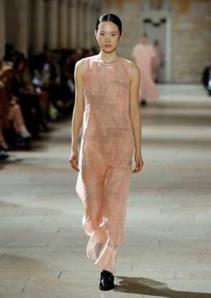 PFW - Akris Runway A model walks the runway during the Akris show during Paris Fashion Week Womenswear Spring-Summer 2025 on September 29, 2024 in Paris, France Photo by Alain Gil-Gonzalez ABACAPRESS.COM Paris France  Copyright: xGonzalezxAlain-Gil ABACAx