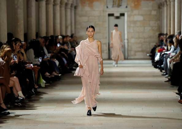 PFW - Akris Runway A model walks the runway during the Akris show during Paris Fashion Week Womenswear Spring-Summer 2025 on September 29, 2024 in Paris, France Photo by Alain Gil-Gonzalez ABACAPRESS.COM Paris France  Copyright: xGonzalezxAlain-Gil ABACAx