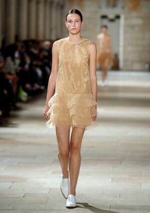 PFW - Akris Runway A model walks the runway during the Akris show during Paris Fashion Week Womenswear Spring-Summer 2025 on September 29, 2024 in Paris, France Photo by Alain Gil-Gonzalez ABACAPRESS.COM Paris France  Copyright: xGonzalezxAlain-Gil ABACAx
