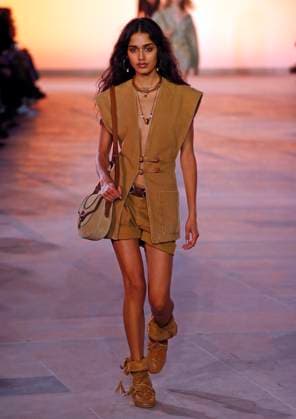 PFW - Isabel Marant Runway A model walks the runway during the Isabel Marant show during Paris Fashion Week Womenswear Spring-Summer 2025 on September 29, 2024 in Paris, France Photo by Alain-Gil GonzalezABACAPRESS.COM Paris France  Copyright: xGonzalezxAlain-Gil ABACAx
