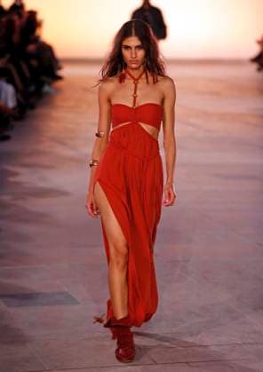 PFW - Isabel Marant Runway A model walks the runway during the Isabel Marant show during Paris Fashion Week Womenswear Spring-Summer 2025 on September 29, 2024 in Paris, France Photo by Alain-Gil GonzalezABACAPRESS.COM Paris France  Copyright: xGonzalezxAlain-Gil ABACAx