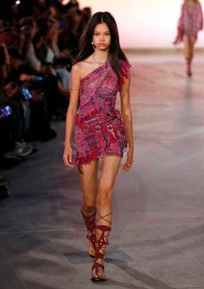 PFW - Isabel Marant Runway A model walks the runway during the Isabel Marant show during Paris Fashion Week Womenswear Spring-Summer 2025 on September 29, 2024 in Paris, France Photo by Alain-Gil GonzalezABACAPRESS.COM Paris France  Copyright: xGonzalezxAlain-Gil ABACAx