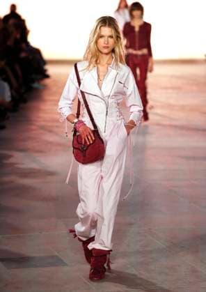 PFW - Isabel Marant Runway A model walks the runway during the Isabel Marant show during Paris Fashion Week Womenswear Spring-Summer 2025 on September 29, 2024 in Paris, France Photo by Alain-Gil GonzalezABACAPRESS.COM Paris France  Copyright: xGonzalezxAlain-Gil ABACAx