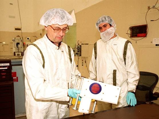 RECORD DATE NOT STATED Two Russian scientists look over the High Energy Neutron Detector (HEND), part of the Gamma Ray Spectrometer (GRS), after its removal from the 2001 Mars Odyssey Orbiter. The HEND was built by Russia™s Space Research Institute (IKI). The GRS will achieve global mapping of the elemental composition of the surface and determine the abundance of hydrogen in the shallow subsurface. The orbiter will carry two other science instruments THEMIS and the Mars Radiation Environment Experiment (MARIE). THEMIS will map the mineralogy and morphology of the Martian surface using a high-resolution camera and a thermal infrared imaging spectrometer. The MARIE will characterize aspects of the near-space radiation environment with regards to the radiation-re Copyright: xpiemagsx piemagsnasaend23-15661 !ACHTUNG AUFNAHMEDATUM GESCHÄTZT!