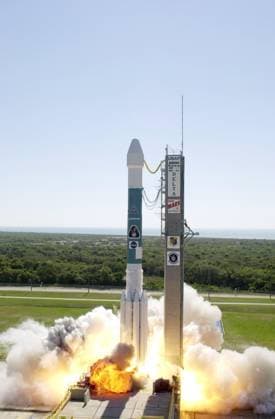 RECORD DATE NOT STATED The Boeing Delta II rocket carrying the 2001 Mars Odyssey spacecraft blasts into the clear blue sky from Launch Complex 17-A at Cape Canaveral Air Force Station. Liftoff occurred at 11 02 a.m. EDT. The launch sends the Mars Odyssey on an approximate 7-month journey to orbit the planet Mars. The spacecraft, built by Lockheed Martin Space Systems for the Jet Propulsion Laboratory, will map the Martian surface looking for geological features that could indicate the presence of water, now or in the past. Science gathered by three science instruments on board will be key to future missions to Mars, including orbital reconnaissance, lander and human missions Copyright: xpiemagsx piemagsnasaend23-15987 !ACHTUNG AUFNAHMEDATUM GESCHÄTZT!