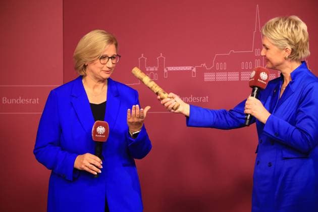 Celebrations to mark the Day of German Unity Schwerin, 03 10 2024 Celebrations to mark the Day of German Unity in Schwerin Minister President of Mecklenburg-Vorpommern, Manuela Schwesig re hands over the baton for the next Day of German Unity to Minister President Anke Rehlinger SPD to Saarland Mecklenburg-Vorpommern Germany Copyright: xMatthiasxGränzdörferx