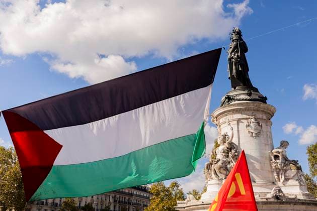 Paris, France October 5, 2024 - Demonstration organized by the Association France Palestine SolidaritÃ (AFPS) to denounce Israel s war in Gaza and Lebanon. Pro-Palestinian demonstrators are participating in national marches across EMEA to mark the start of Israel s war in Gaza after the Hamas attacks of October 7th 2023. They are calling for a ceasefire in the Middle East and an end to the supply of arms to Israel GUERRE, MANIFESTATION PRO PALESTINIENNE, GAZA, PROCHE ORIENT, MOYEN ORIENT, MIDDLE EAST, LIBAN, CONFLIT, GEOPOLITIQUE, ISRAEL, MANIFESTANTS, ARABES, POLITIQUE, GOUVERNEMENT, DIASPORA, MOUVEMENT DE RESISTANCE, TERRITOIRES PALESTINIENS OCCUPES, PLACE DE LA REPUBLIQUE, DRAPEAU PALESTINIEN  Copyright: xVincentxIsorex