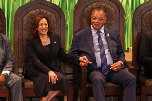 US-NEWS-DNC-JACKSON-TB U.S. Vice President Kamala Harris holds hands with Rev. Jesse Jackson, Sr. as they listen to his daughter Santita Jackson sings Wind Beneath My Wings during the Rainbow PUSH Coalition Annual Convention at the Apostolic Church of God in the Woodlawn neighborhood of Chicago on July 16, 2023. (Eileen T. Meslar Chicago Tribune TNS) EDITORIAL USE ONLY Copyright: xx 119410858W EileenxT.xMeslarx krtphotoslive944296