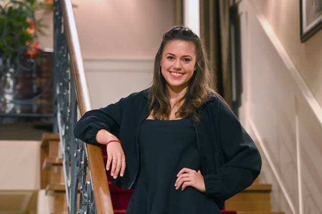 Katharina SCHEUBA actress single picture,cropped single motif,half figure,half figure Sturm der Liebe 21 season of the successful soap opera from December 5 on ARD, press appointment on set on 07 10 2024