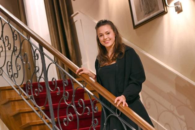 Katharina SCHEUBA actress single picture,cropped single motif,half figure,half figure Sturm der Liebe 21 season of the successful soap opera from December 5 on ARD, press appointment on set on 07 10 2024
