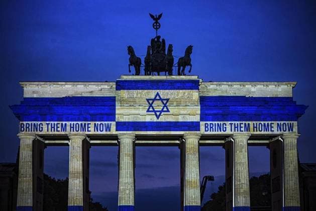 Brandenburg Gate in Israel colors FOR EDITORIAL PURPOSES ONLY EDITORIAL USE ONLY p Brandenburg Gate in Israel colors, photographed on 07 10 2024 in Berlin Germany Berlin Berlin Copyright MaurizioxGambarini Copyright: MaurizioxGambarini doc7xidml82d75w27ec8xs ,EDITORIAL USE ONLY Copyright: MaurizioxGambarini