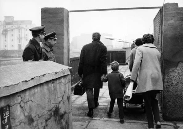 Orig caption THE FIRST WEST BERLINERS WITH PASSIERSCHEIN passed through the Wall in the early hours of this morning. Since August 13, 1961, the Wall has separated the closest relatives, who  Copyright: xXxXxXx THE WALL