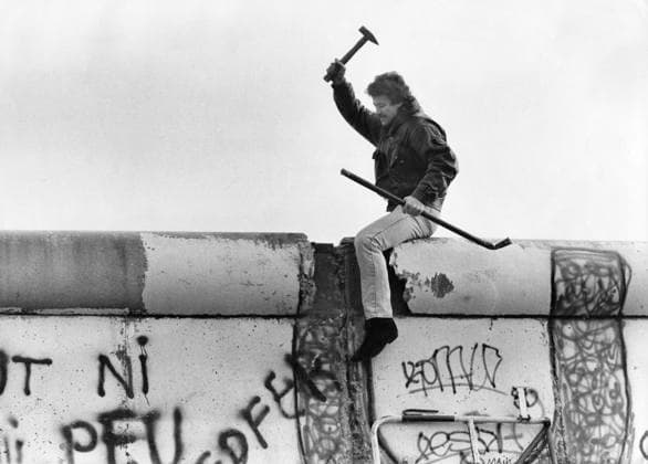 ARCHIVE BERLIN 198911 A man frantically picks at the wall that has divided Berlin into two parts since 1961, in November 1989 the wall fell BERLIN GERMANY x11014x  Copyright: xLarsxPehrsonx xTTx x BERLINMURENS FALL