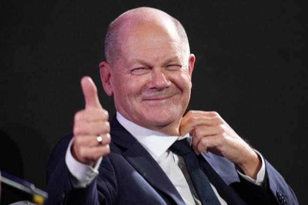Anniversary celebration of the VAUNET Association with Federal Chancellor Scholz Federal Chancellor Olaf Scholz in portrait showing the Chancellor giving the thumbs up at the anniversary celebration of the VAUNET Association for the 40th anniversary of private media in Germany, Berlin, 10 10 2024 Berlin Berlin Germany