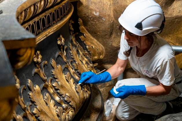 October 8, 2024, Vatican City, Vatican: A restorer at work in the restoration site of the Altar of the Chair of St. Peter surrounded by scaffolding. Press Tour of the restoration site of the Baldachin and the altar of the Chair of St. Peter in St. Peter s Basilica. Vatican City Vatican - ZUMAs197 20241008_aab_s197_130 Copyright: xStefanoxCostantinox