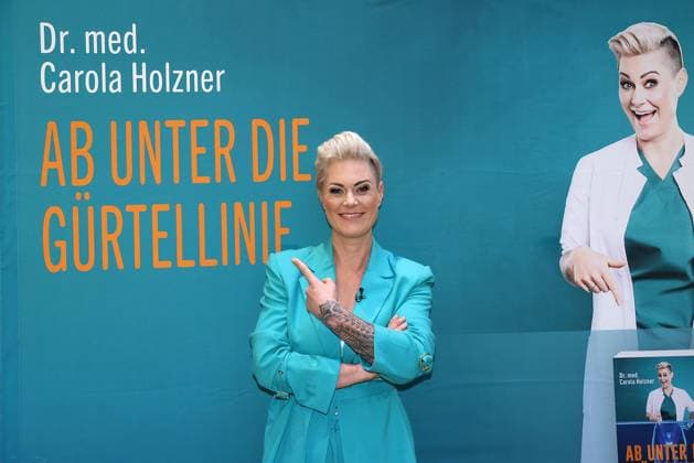 Doc Caro Carola Holzner at the presentation of her new book Ab unter die Guertellinie on 10 10 2024 at the Volksbuehne in Cologne Doc Caro s book presentation in Cologne