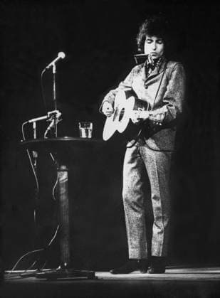 Orig caption Bob Dylan, American protest singer, has visited Stockholm Here he is seen at his performance at the Concert Hall Note B Dylan, eg Robert Zimmerman, born May 24, 1941, American musician, one of American rock music s most important songwriters and most charismatic singers Idols Musicians The Hawks Costumes H  Copyright: xx BOB DYLAN AT THE CONCERT HOUSE
