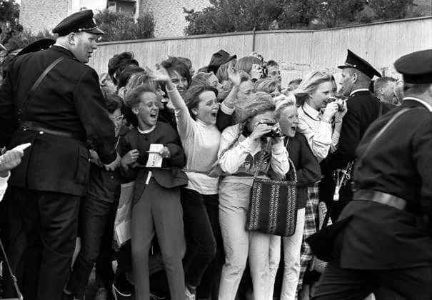ARCHIVE 1964 07 29 Devoted Beatles fans are kept away by police officers as they wait outside the Foresta hotel on Lidingö in Stockholm to get a glimpse of the members of the British pop group The Beatles July 29, 1964 Stockholm Sweden x23x  Copyright: xFolkexHellbergx xTTx x BEATLES-STOCKHOLM 1964