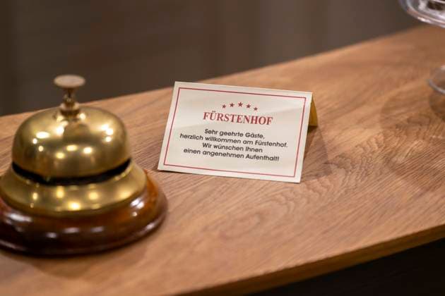 07 10 2024, ARD telenovela STURM DER LIEBE, photo shoot for season 21 on the film set in Munich, Bavaria Film in Geiselgasteig, in the studio backdrop for the interior shots in Studio 4 Reception bell on the counter Welcome sign 07 10 2024, ARD series Sturm der Liebe 07 10 2024, ARD series Sturm der Liebe