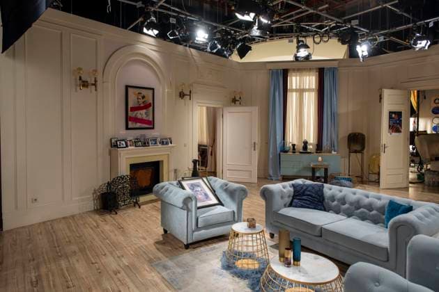 07 10 2024, ARD telenovela STURM DER LIEBE, photo shoot for season 21 on the film set in Munich, Bavaria Film in Geiselgasteig, in the studio backdrop for the interior shots in Studio 4 living room in the Saalfeld house 07 10 2024, ARD series Sturm der Liebe 07 10 2024, ARD series Sturm der Liebe