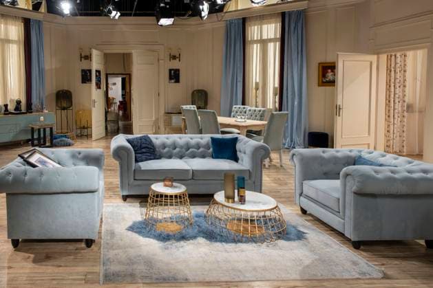 07 10 2024, ARD telenovela STURM DER LIEBE, photo shoot for season 21 on the film set in Munich, Bavaria Film in Geiselgasteig, in the studio backdrop for the interior shots in Studio 4 living room in the Saalfeld house 07 10 2024, ARD series Sturm der Liebe 07 10 2024, ARD series Sturm der Liebe