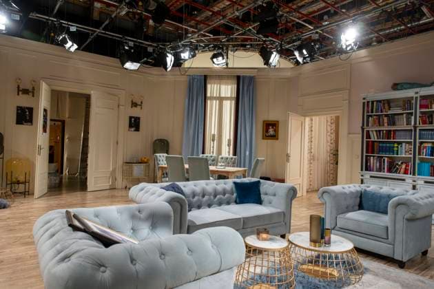 07 10 2024, ARD telenovela STURM DER LIEBE, photo shoot for season 21 on the film set in Munich, Bavaria Film in Geiselgasteig, in the studio backdrop for the interior shots in Studio 4 living room in the Saalfeld house 07 10 2024, ARD series Sturm der Liebe 07 10 2024, ARD series Sturm der Liebe