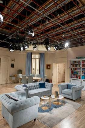 07 10 2024, ARD telenovela STURM DER LIEBE, photo shoot for season 21 on the film set in Munich, Bavaria Film in Geiselgasteig, in the studio backdrop for the interior shots in Studio 4 living room in the Saalfeld house 07 10 2024, ARD series Sturm der Liebe 07 10 2024, ARD series Sturm der Liebe