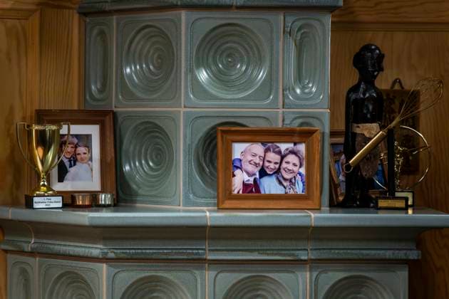 07 10 2024, ARD telenovela STURM DER LIEBE, photo session for season 21 on the film set in Munich, Bavaria Film in Geiselgasteig, in the studio backdrop for the interior shots in Studio 4 The Sonnbichlers living room, with the family photos of actors on the tiled stove 07 10 2024, ARD series Sturm der Liebe 07 10 2024, ARD series Sturm der Liebe
