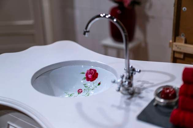 07 10 2024, ARD telenovela STURM DER LIEBE, photo shoot for season 21 on the film set in Munich, Bavaria Film in Geiselgasteig, in the studio backdrop for the interior shots in Studio 4 toilet scene with the noble washbasin with rose 07 10 2024, ARD series Sturm der Liebe 07 10 2024, ARD series Sturm der Liebe