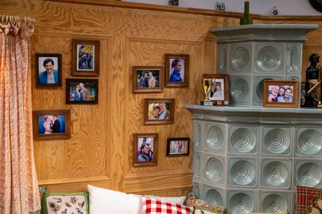07 10 2024, ARD telenovela STURM DER LIEBE, photo shoot for season 21 on the film set in Munich, Bavaria Film in Geiselgasteig, in the studio backdrop for the interior shots in Studio 4 The Sonnbichlers living room, with the family photos of the actors on the wall next to the tiled stove 07 10 2024, ARD series Sturm der Liebe 07 10 2024, ARD series Sturm der Liebe