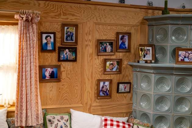 07 10 2024, ARD telenovela STURM DER LIEBE, photo shoot for season 21 on the film set in Munich, Bavaria Film in Geiselgasteig, in the studio backdrop for the interior shots in Studio 4 The Sonnbichlers living room, with the family photos of the actors on the wall next to the tiled stove 07 10 2024, ARD series Sturm der Liebe 07 10 2024, ARD series Sturm der Liebe