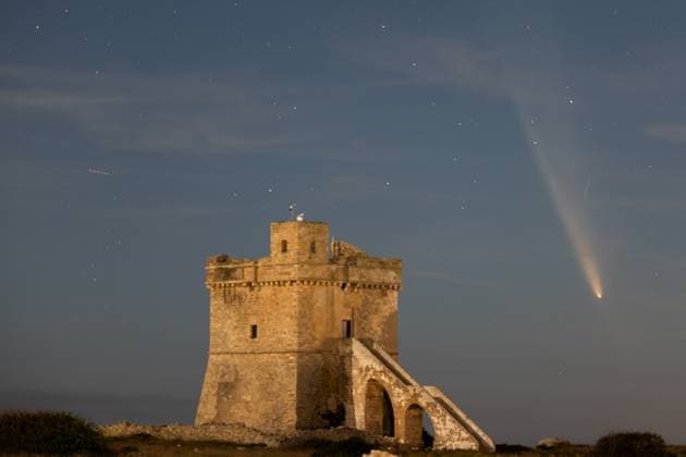 Bilder des Jahres 2024, News 10 Oktober News Themen der Woche KW41 News Bilder des Tages Komet Tsuchinshan ATLAS am Nachthimmel Comet Tsuchinshan-ATLAS (C 2023 A3) Appears Over Torre Squillace, Italy The comet Tsuchinshan-ATLAS (C 2023 A3) is seen over Torre Squillace, near Lecce, Italy, on October 13, 2024. The comet s coma, or head, measures around 130,000 miles (209,000 kilometers) in diameter, with a tail extending 18 million miles (29 million kilometers). It is not expected to return for another 80,000 years. Torre Squillace Italy Copyright: xManuelxRomanox originalFilename: romano-comettsu241013_npYRk.jpg