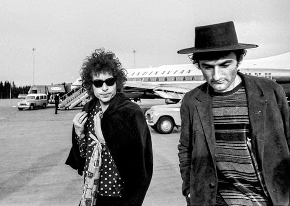 STOCKHOLM 1966 04 28 For Your FIles Bob Dylan is seen together with his tour manager Victor Maymudes at arrival Stockholm, Sweden April 28, 1966 during his Bob Dylan World Tour 1966 Stockholm Sverige ttexport x151x  Copyright: xRonnyxKarlsson DN TTx BOB DYLAN IN STOCKHOLM