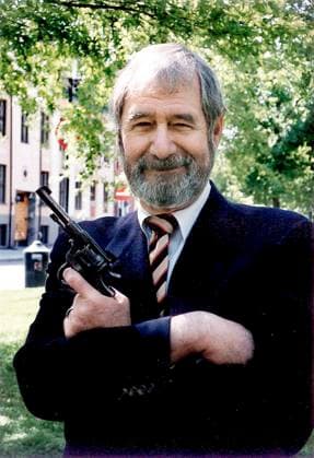 Ed McBain really Evan Hunter with his sealed golden revolver Riverton Club International Honorary Award McBain Ed author USA Portr 1997 c Anders Hammarqvist Sydsvenskan IBL Oslo sp sw x2503x  Copyright: xAndersxHammarqvistx xSydsvenskanx xIBLxBildbyrax
