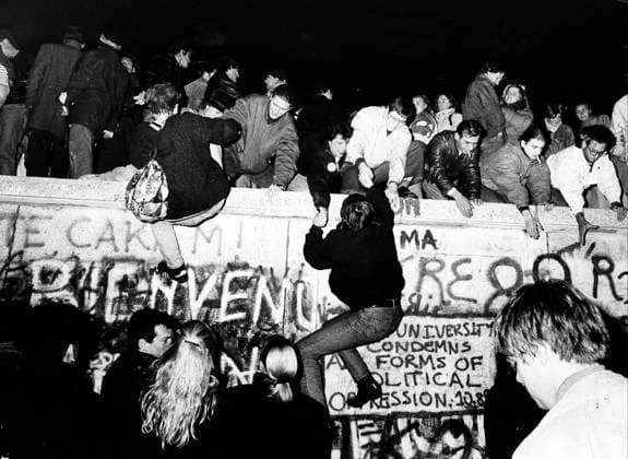 SECRET POLITICS 80 The fall of the Berlin Wall in November 1989 The wall separating East Berlin from West Berlin was erected in 1961 The picture published in the book Images that changed Sweden a story about Express photojournalism 1944 2004 BERLIN GERMANY PB CODE 50 x50x  Copyright: xGÖRANxÄRNBÄCKx SEK80BERLINMUREN
