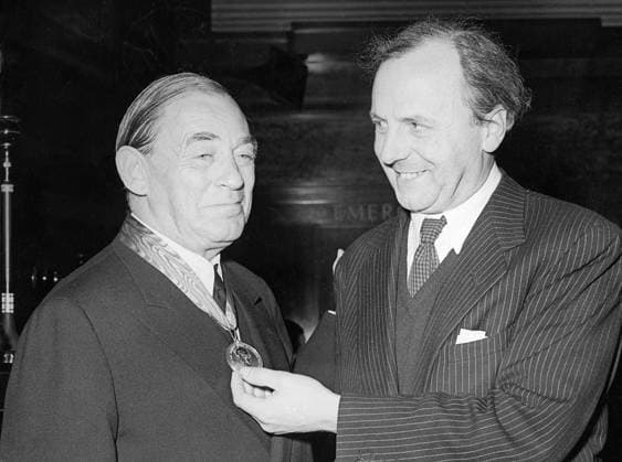 Orig caption FINNISH ARCHITECT HONORED IN LONDON Mr Alvar Aalto, the famous Finnish architect, was presented with the Royal Gold Medal for Architecture at the Royal Institute of British Architects in London This is the  Copyright: xXxXxXx ALTO, ALVAR