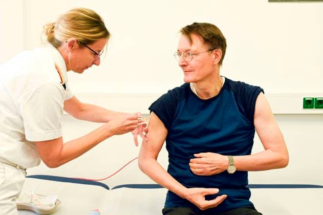Karl Lauterbach gets vaccinated against influenza and COVID-19 at the Bundeswehr Hospital by Colonel Dr. Nicole Müller in accordance with STIKO recommendation Berlin, 16 10 2024 Foto:xF.xKernx xFuturexImagex lauterbach_impfen_4009