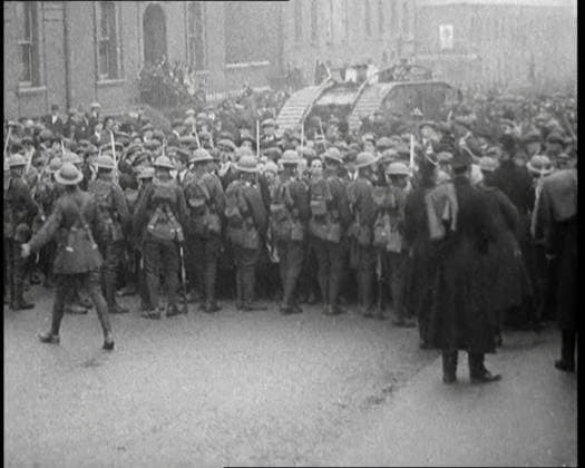 RECORD DATE NOT STATED British Soldiers Holding Back Crowds of Demonstrators in Dublin as a Tank Moves Through to Break Them Up, 1920. Outside Dublin s Mountjoy Prison, holding so many of their friends, angry crowds showed the spirit of their city by demonstrations that only heavy armour could break up. But could that spirit really be broken up? . From Time To Remember - The Plunge Into Peace, 1920 (Reel 4); events of 1920 - weddings, women s rights, industrial unrest and problems in Ireland Copyright:xBritishxPathexLtd HeritagexImagesxBritishxPathexLtdx IMAGO, ! ACHTUNG: AUFNAHMEDATUM GESCHÄTZT!  Copyright:BritishxPathexLtd HeritagexImagesxBritishxPathexLtdx IMAGO