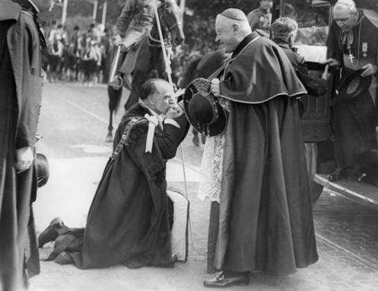 Orig caption EUCHARISTIC CONGRESS IN DUBLIN Arrival of his excellency cardinal Lauri, papal regate at Kin  Copyright: xx CARDINAL LAURI ARRIVES AT THE CONGRESS IN DUBLIN